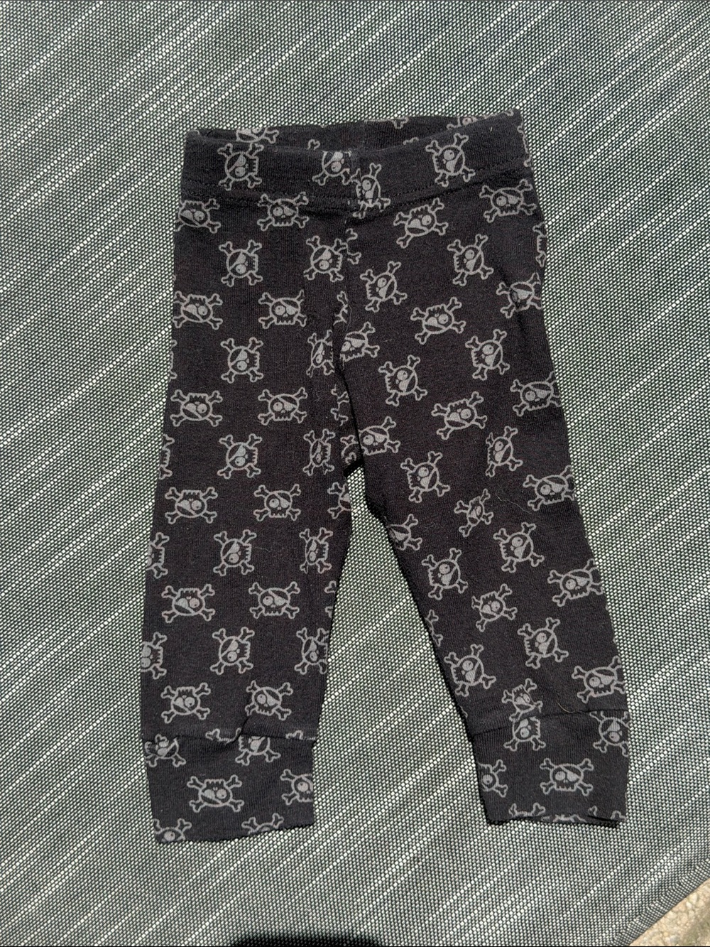 nununu Black Leggings with Gray Skull Print